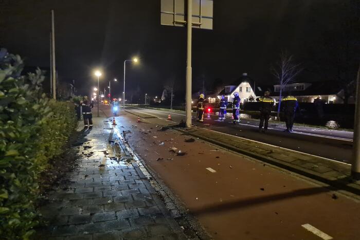 Automobilist botst met voertuig op verkeerspaal