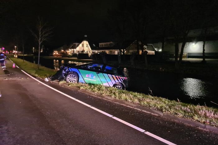 Automobilist botst met voertuig op verkeerspaal