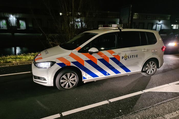 Automobilist botst met voertuig op verkeerspaal