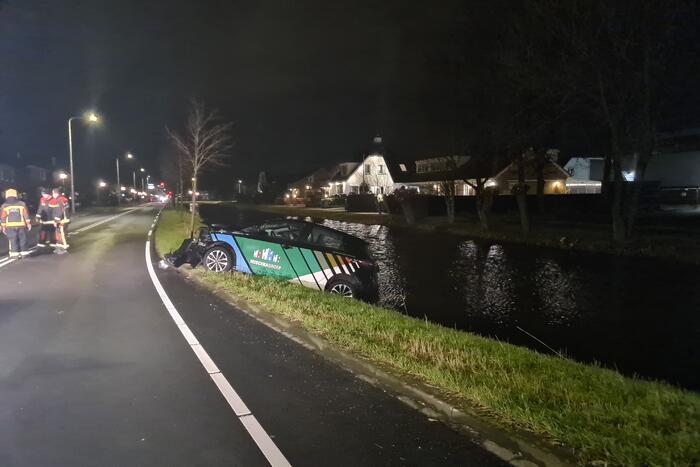 Automobilist botst met voertuig op verkeerspaal