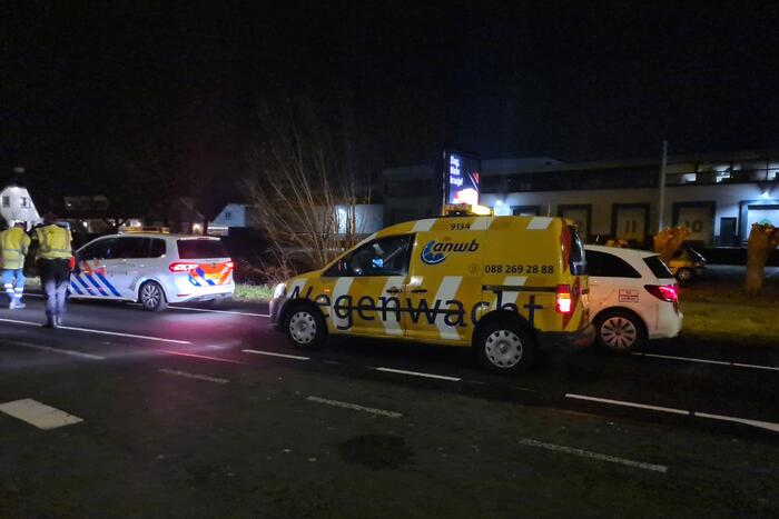 Automobilist botst met voertuig op verkeerspaal