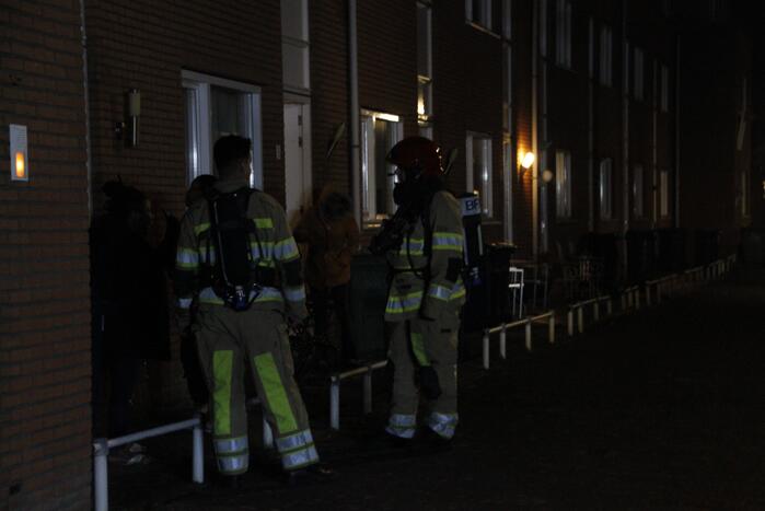 Brandweer blust brand in woning