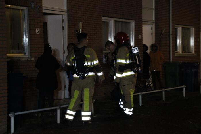 Brandweer blust brand in woning