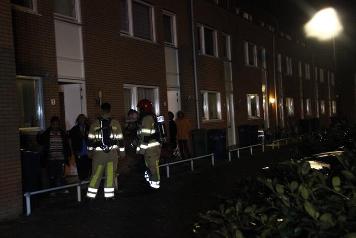 Brandweer blust brand in woning