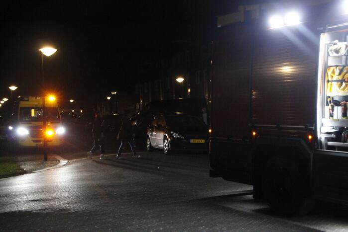 Brandweer blust brand in woning