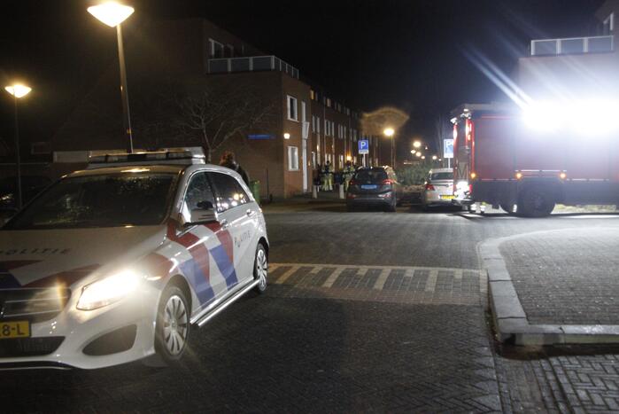 Brandweer blust brand in woning