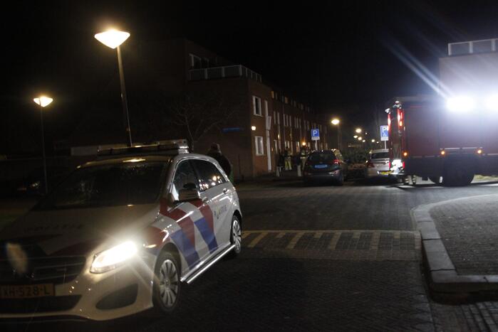 Brandweer blust brand in woning