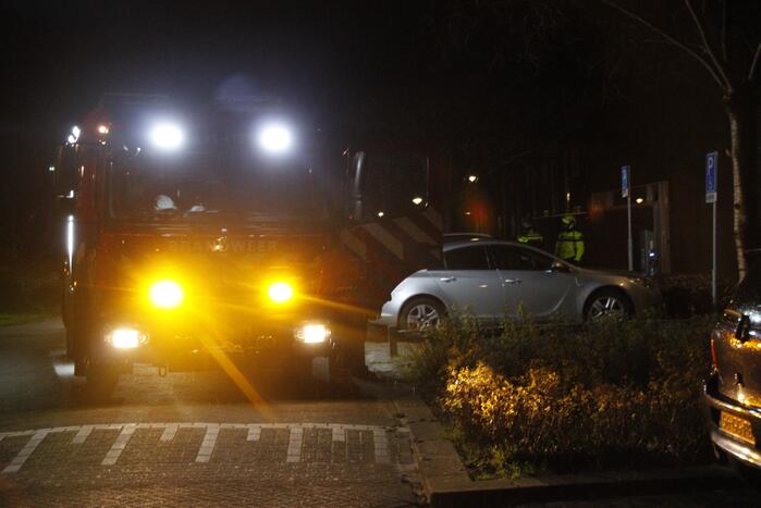 Brandweer blust brand in woning