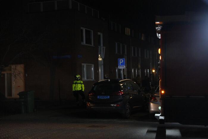 Brandweer blust brand in woning