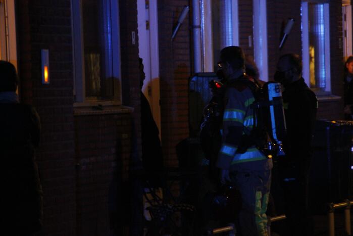 Brandweer blust brand in woning