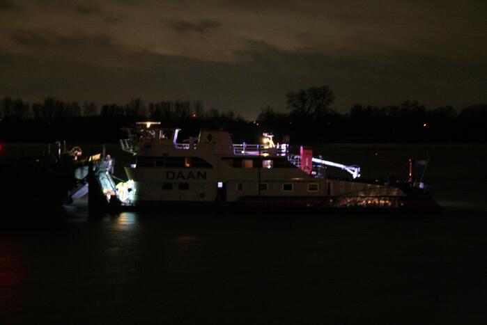Vrachtschip vaart tegen krib en zinkt in de Waal
