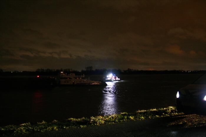 Vrachtschip vaart tegen krib en zinkt in de Waal