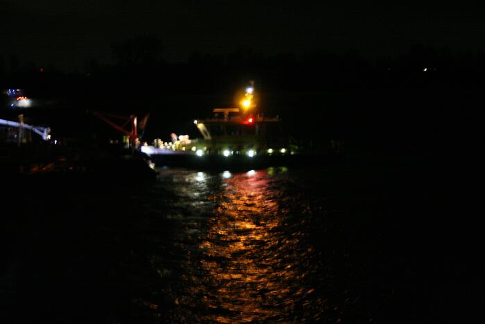 Vrachtschip vaart tegen krib en zinkt in de Waal