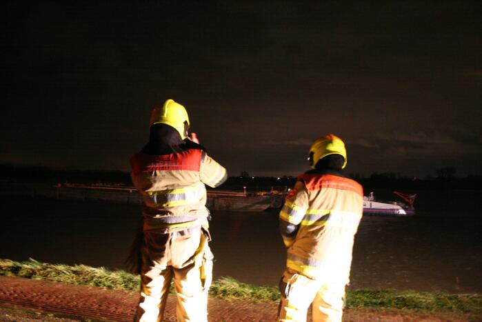 Vrachtschip vaart tegen krib en zinkt in de Waal