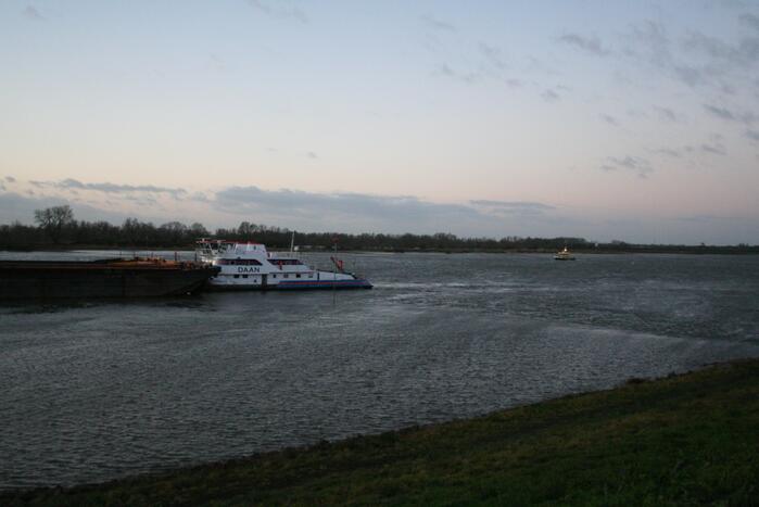 Vrachtschip vaart tegen krib en zinkt in de Waal