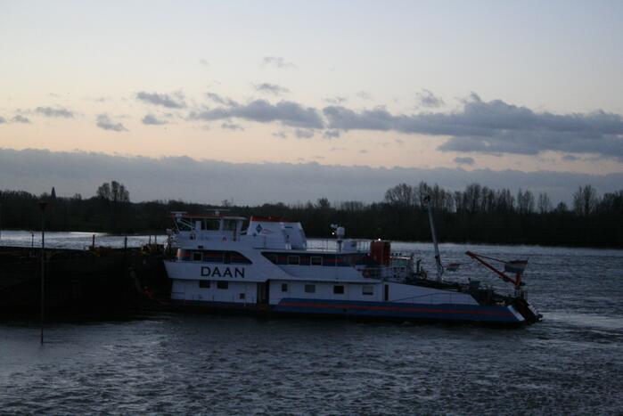 Vrachtschip vaart tegen krib en zinkt in de Waal