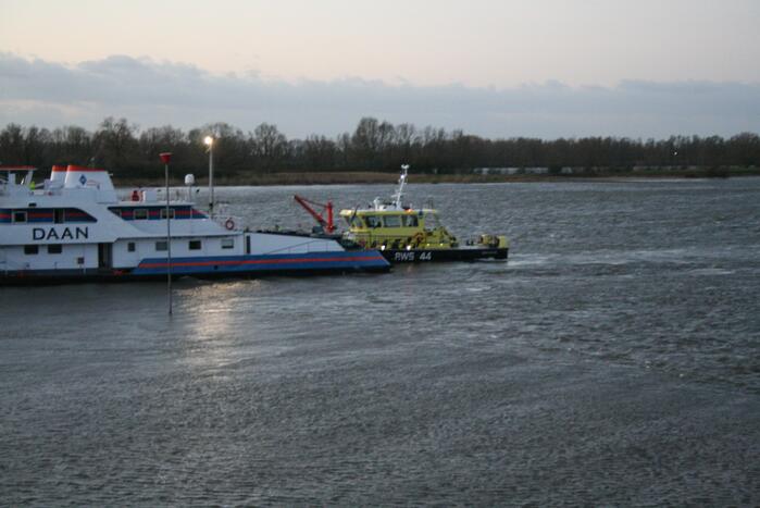 Vrachtschip vaart tegen krib en zinkt in de Waal