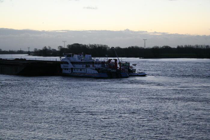 Vrachtschip vaart tegen krib en zinkt in de Waal