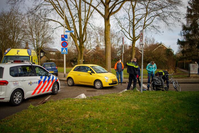 Fietsster geschept door auto