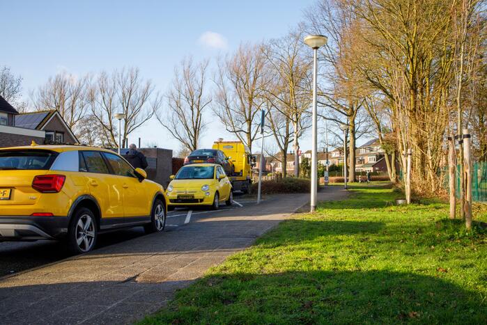 Fietsster geschept door auto