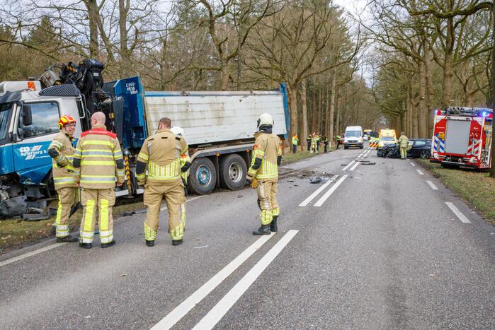 Ernstig ongeval tussen vrachtwagen en personenauto