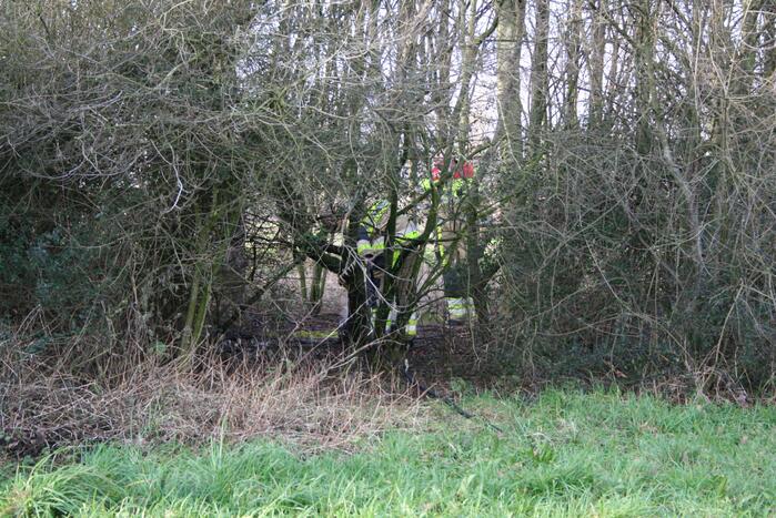 Brandweer blust autoband in bos