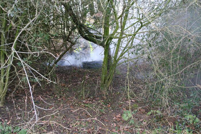 Brandweer blust autoband in bos