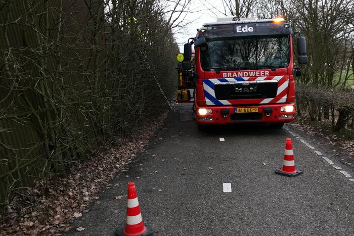 Brandweer blust brand in muur van golfplaten