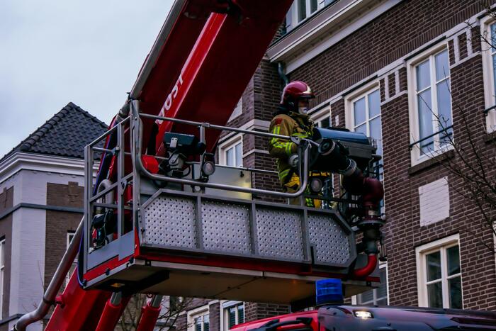 Losgewaaide plaat op dak verwijderd