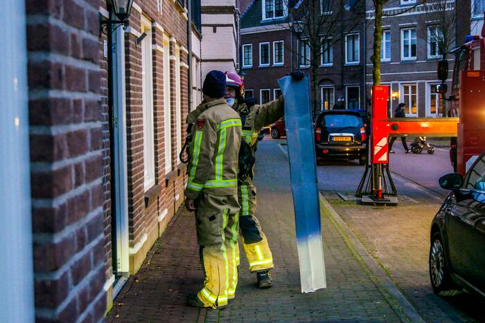 Losgewaaide plaat op dak verwijderd