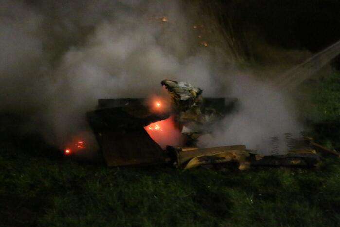 Brandweer blust brandende matras en pallets