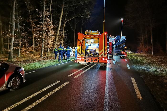 Auto tegen boom geëindigd