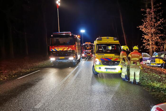 Auto tegen boom geëindigd