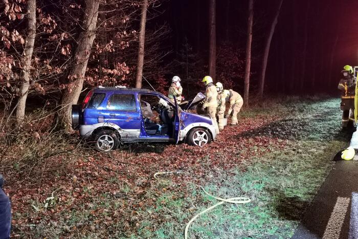 Auto tegen boom geëindigd