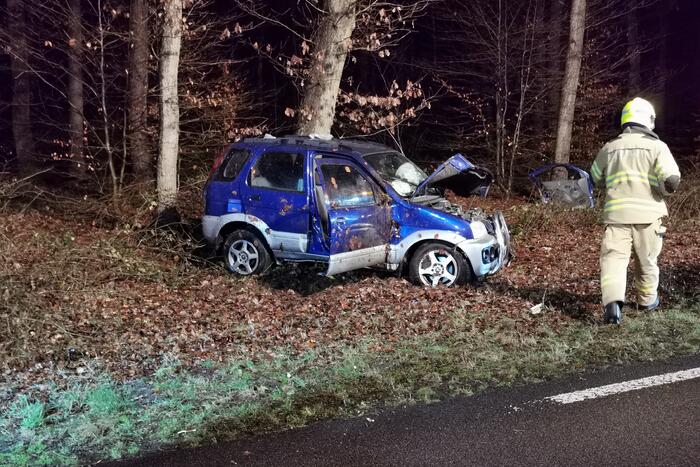 Auto tegen boom geëindigd
