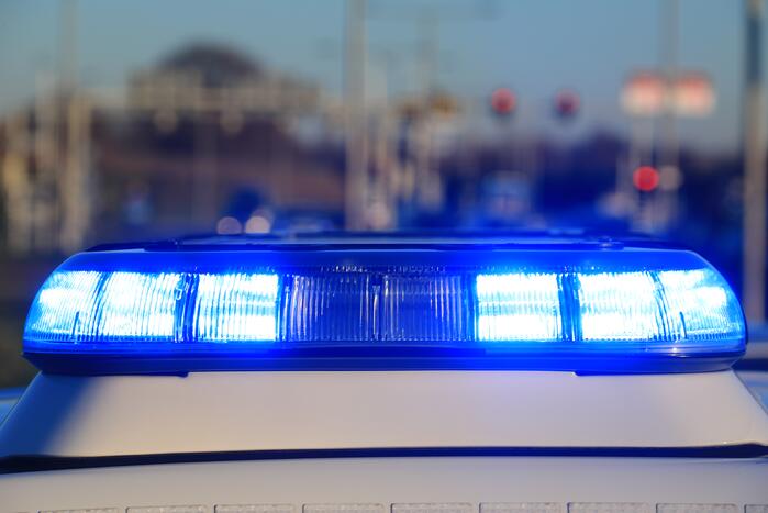 Verkouden man loopt op snelweg