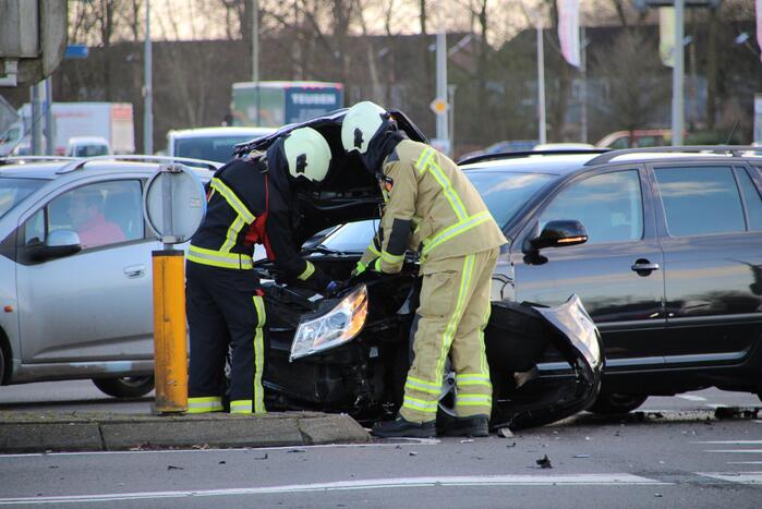 Bestelbus belandt op zijn kant na botsing