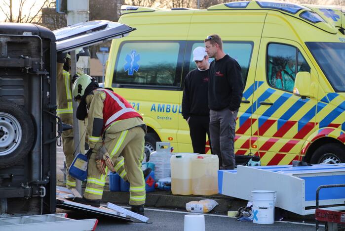 Bestelbus belandt op zijn kant na botsing