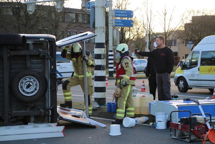 Bestelbus belandt op zijn kant na botsing
