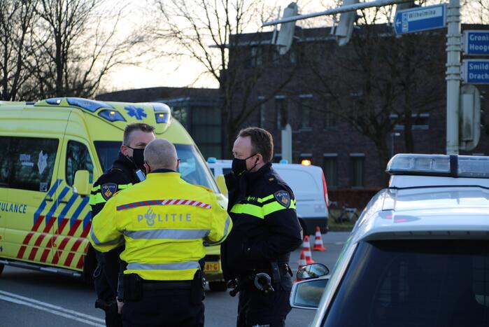 Bestelbus belandt op zijn kant na botsing