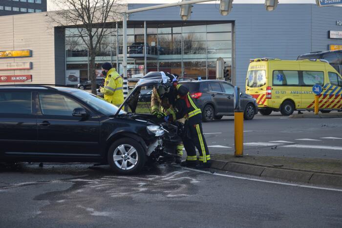 Bestelbus belandt op zijn kant na botsing