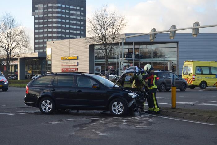 Bestelbus belandt op zijn kant na botsing