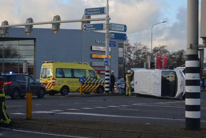 Bestelbus belandt op zijn kant na botsing