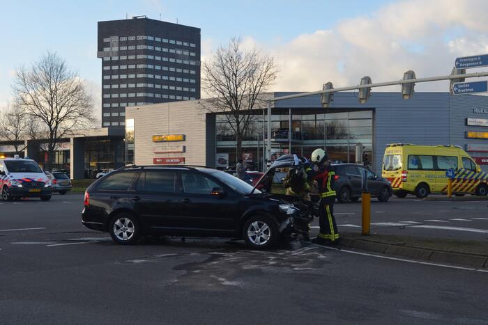 Bestelbus belandt op zijn kant na botsing