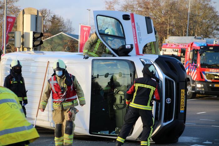Bestelbus belandt op zijn kant na botsing