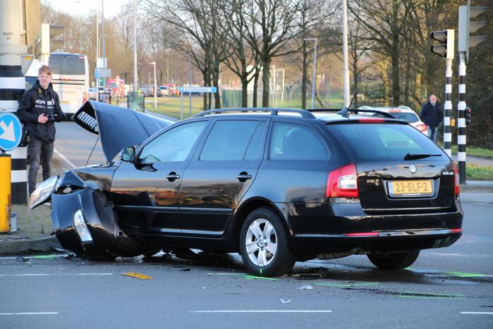 Bestelbus belandt op zijn kant na botsing