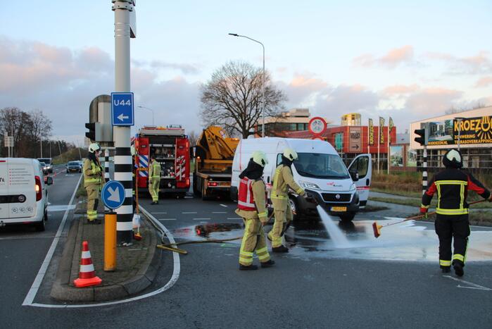 Bestelbus belandt op zijn kant na botsing