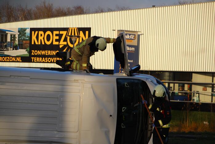 Bestelbus belandt op zijn kant na botsing