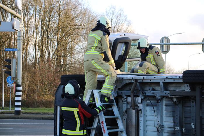 Bestelbus belandt op zijn kant na botsing