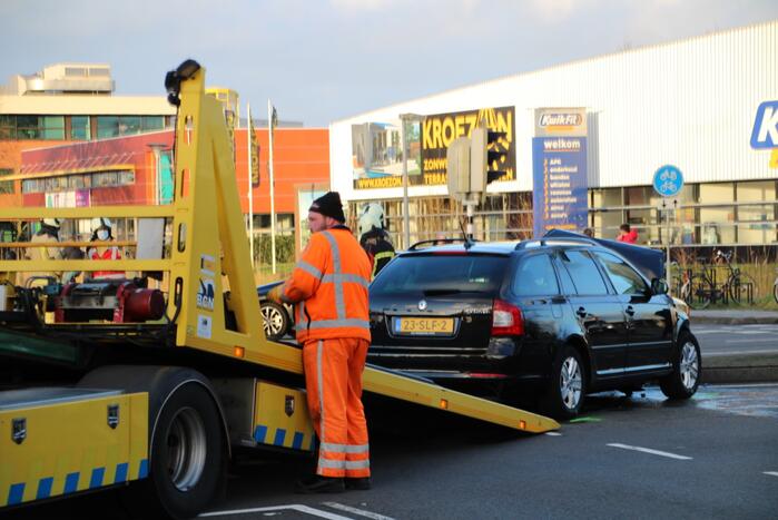 Bestelbus belandt op zijn kant na botsing